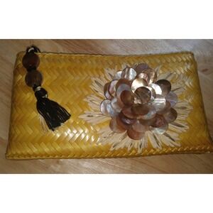 NWOT BEAUTIFUL ADRIENNE VITTADINI WOVEN CLUTCH BAG‎ WITH SHELLS